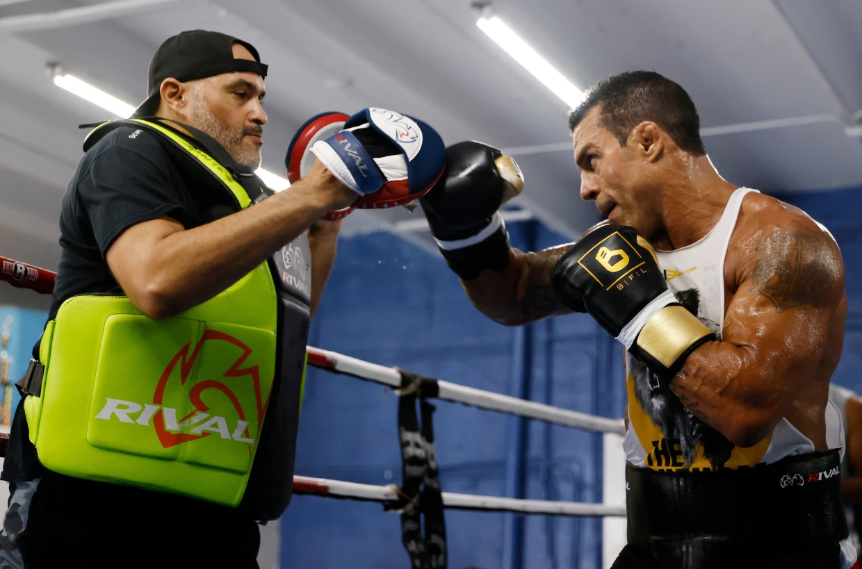 Derik Santos working mitts with Vitor Belfort