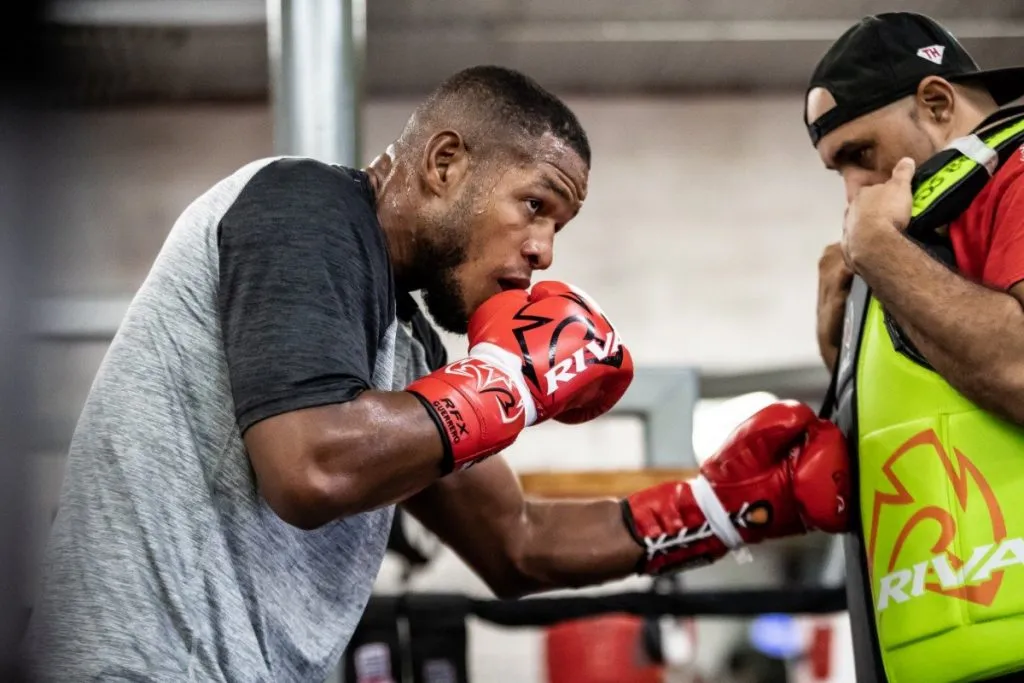 Derik Santos on the pads with former world title challenger Sullivan Barrera